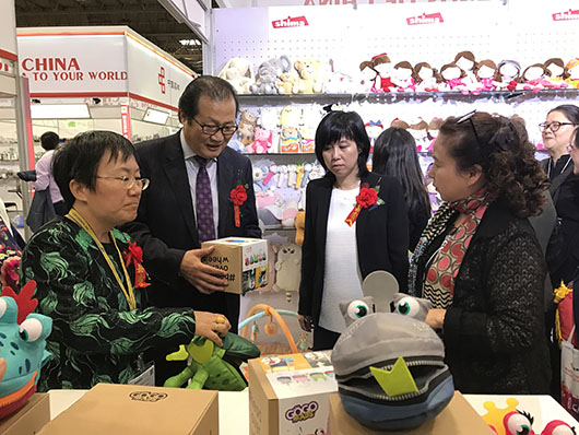 金旭公參參觀展覽會2.jpg